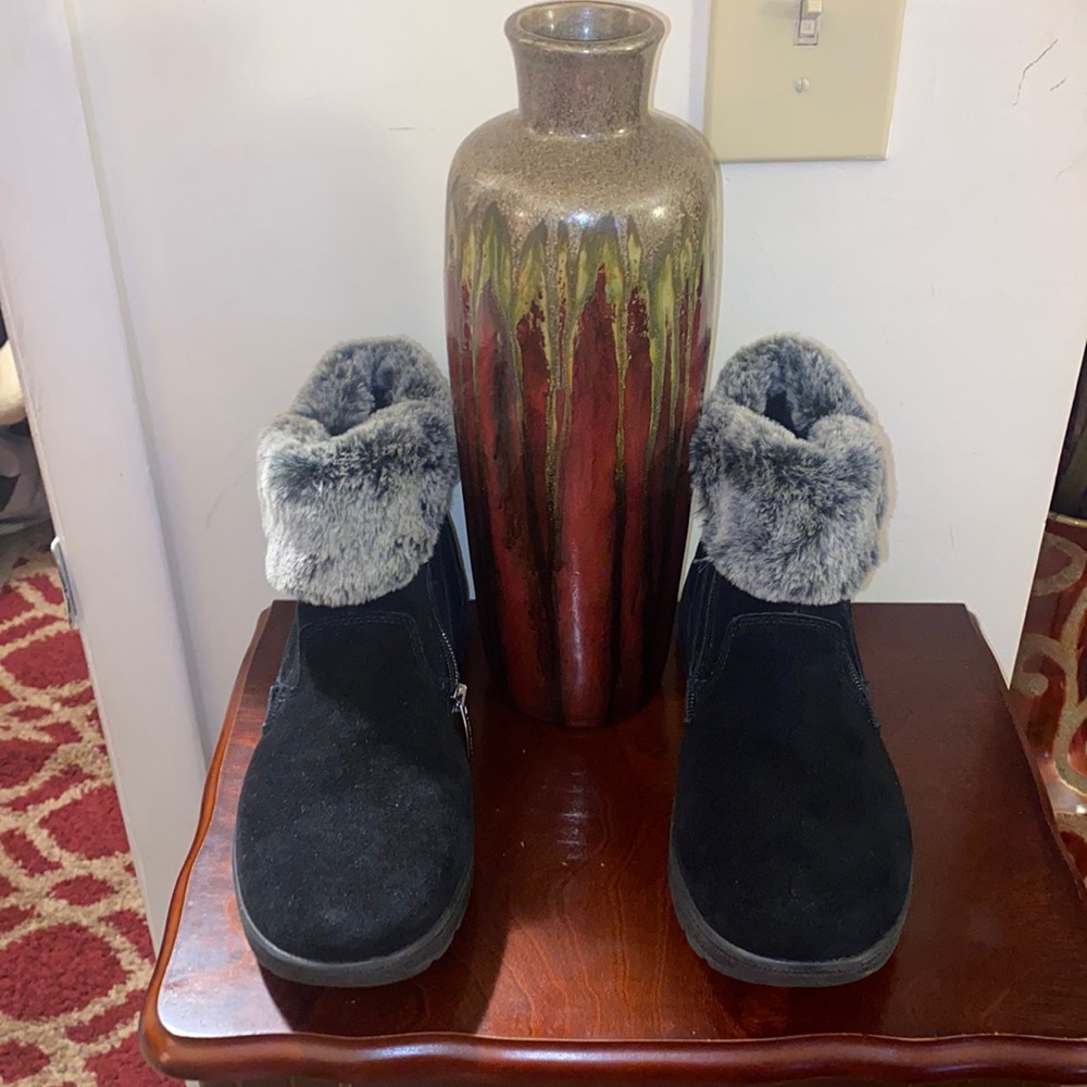 Khombu Black Suede Boots For The Winter